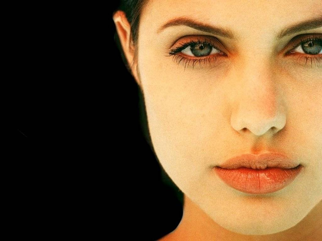 Jolie201024x768