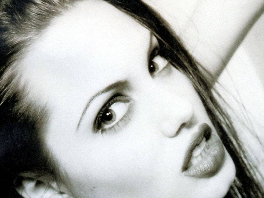 Jolie231024x768