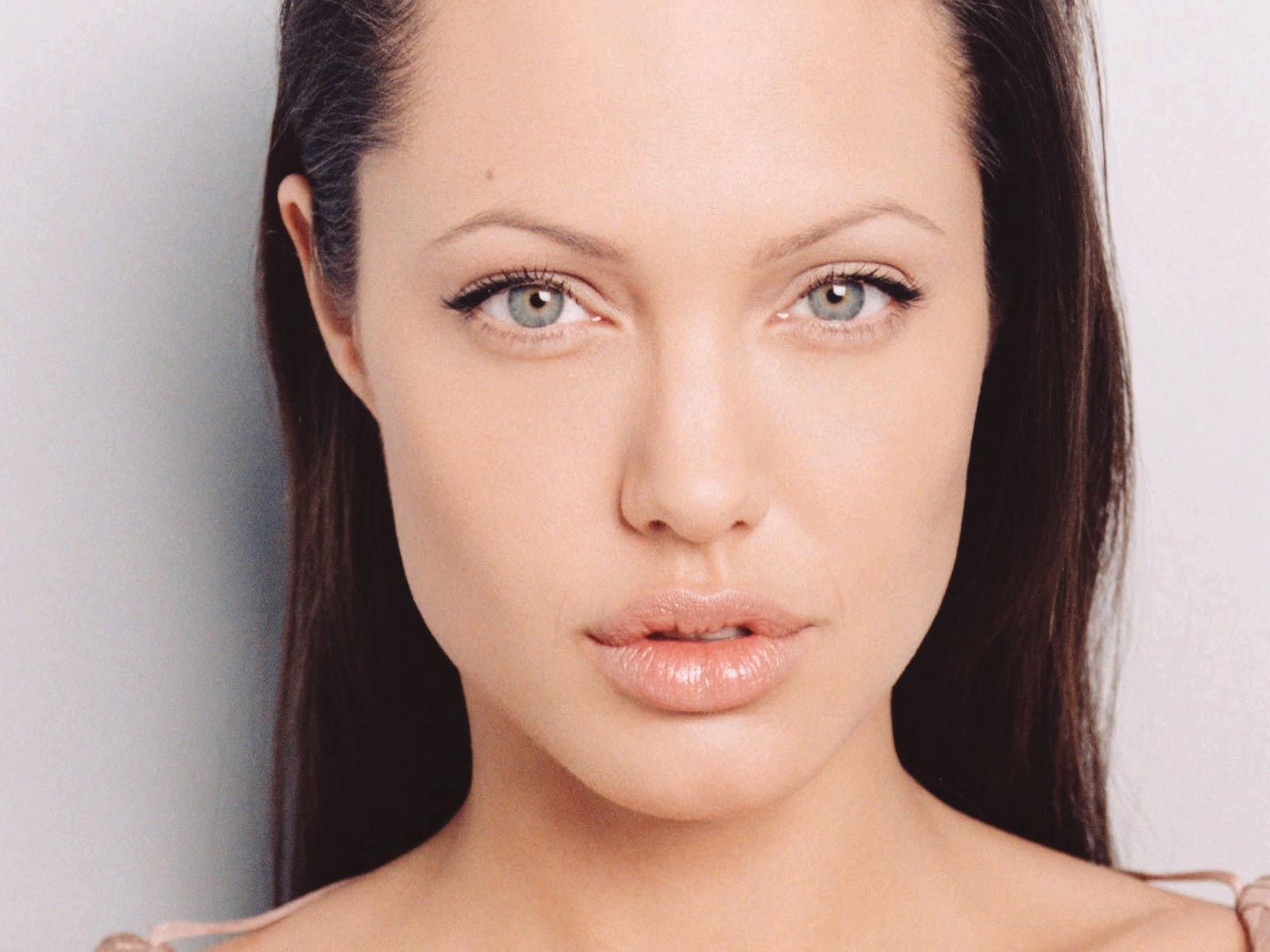 Jolie261600x1200