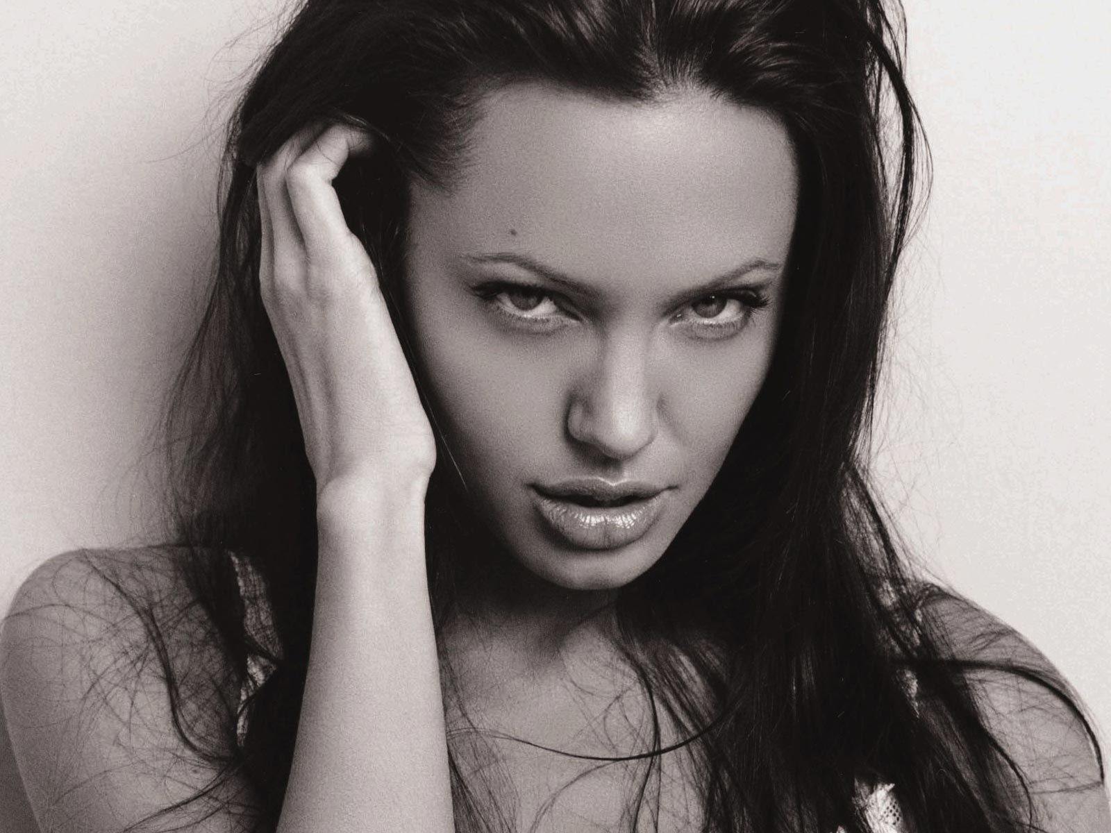 Jolie281600x1200