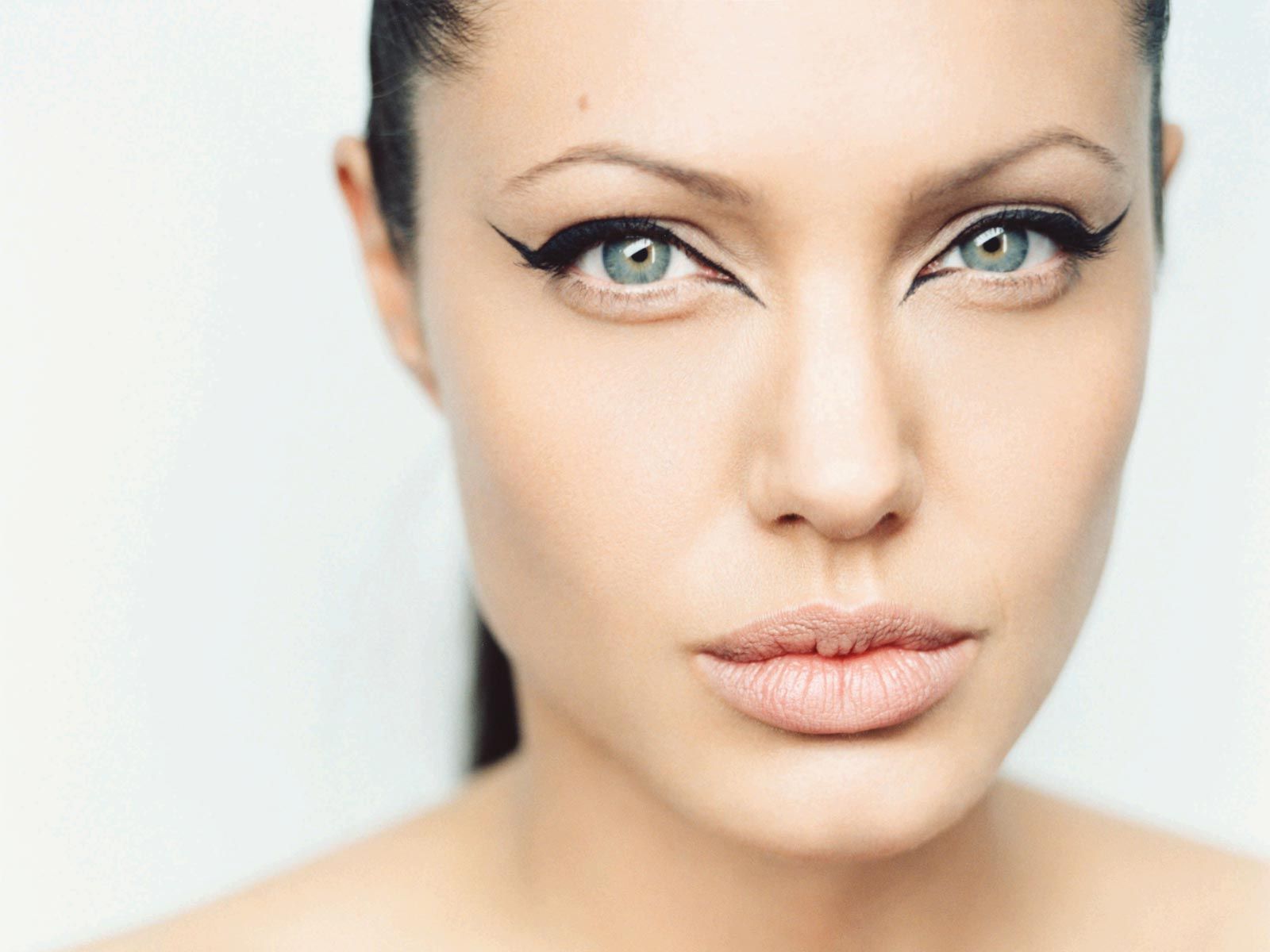 Jolie361600x1200