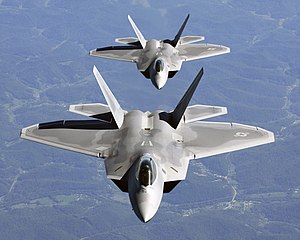 300px-Two_F-22A_Raptor_in_column_flight_-_%28Noise_reduced%29.jpg