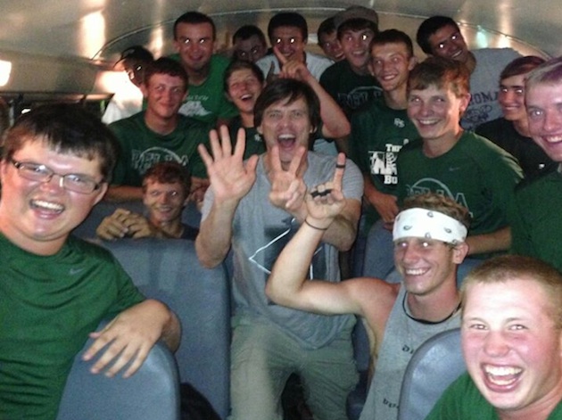 Jim-Carrey-mugs-on-the-Pella-baseball-bus-Twitter.jpg