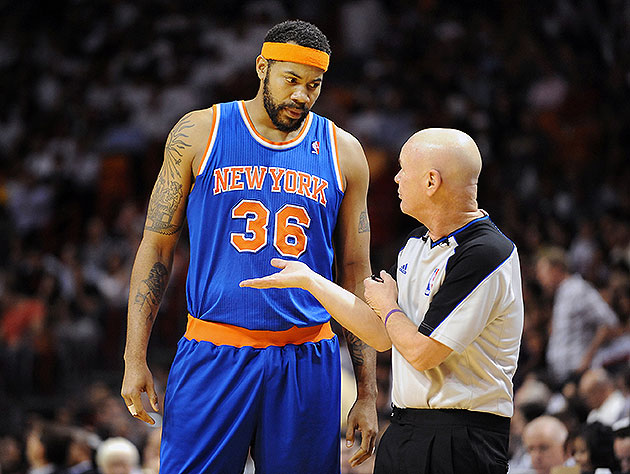 Rasheed-Wallace-swaps-addresses-with-a-new-pen-pal.-Robert-Duyos-Sun-Sentinel-MCT-Getty-Images.jpg
